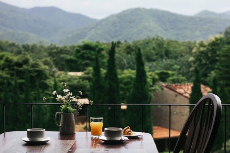 Mehr über den Artikel erfahren Breakfast on a wooden table with a natural view