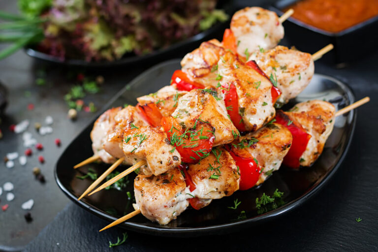 Mehr über den Artikel erfahren Chicken skewers with slices of sweet peppers and dill