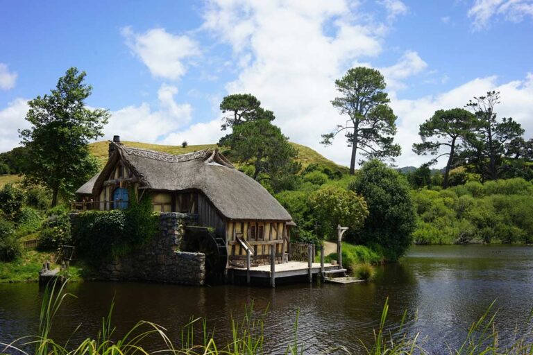 Mehr über den Artikel erfahren Hobbiton movie set in matamata New Zealand